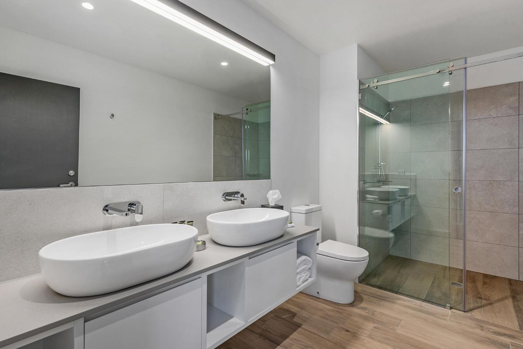 Peppers Silo Hotel Launceston Exterior foto Bathroom with a shower enclosure