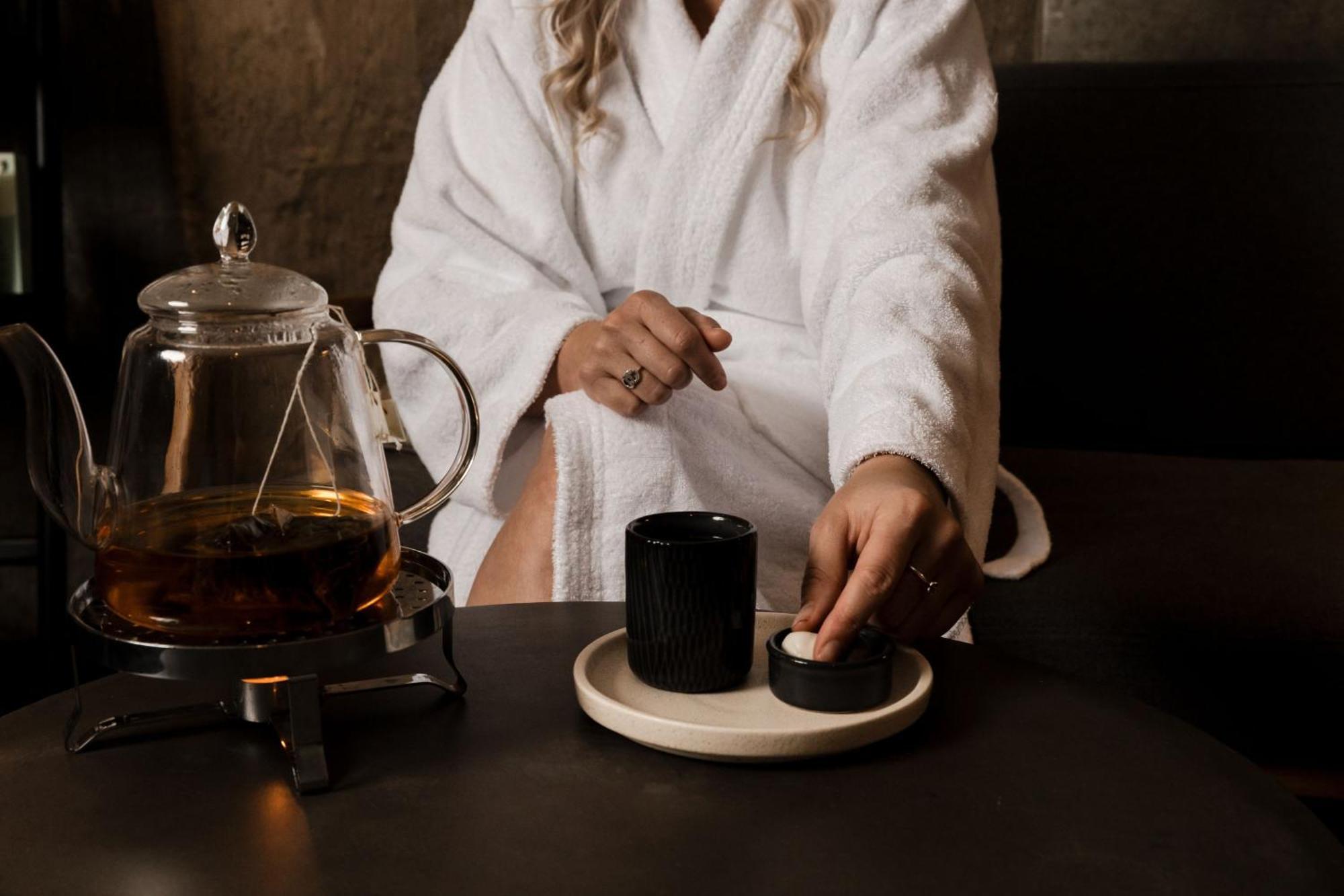 Peppers Silo Hotel Launceston Exterior foto A woman wearing a bathrobe