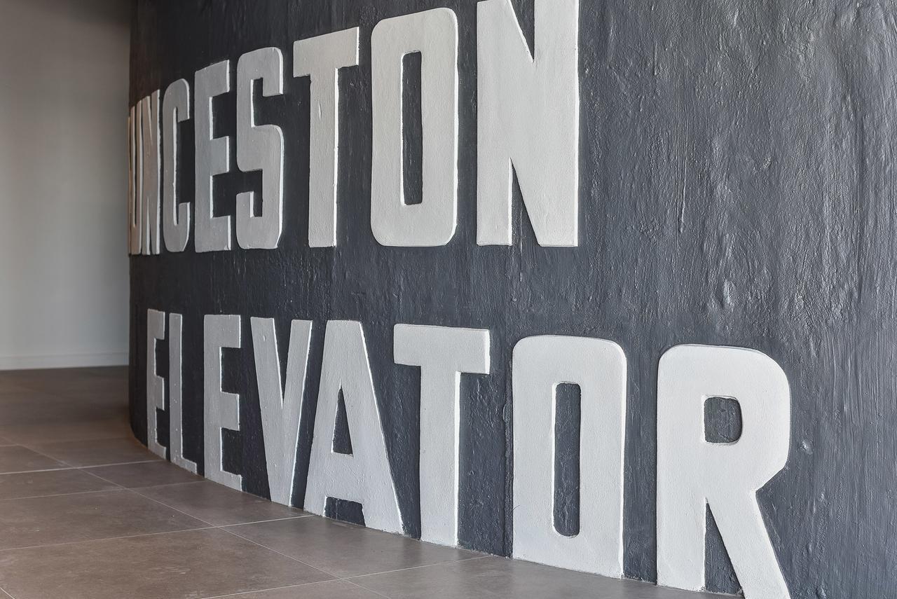 Peppers Silo Hotel Launceston Exterior foto Entrance to the elevator