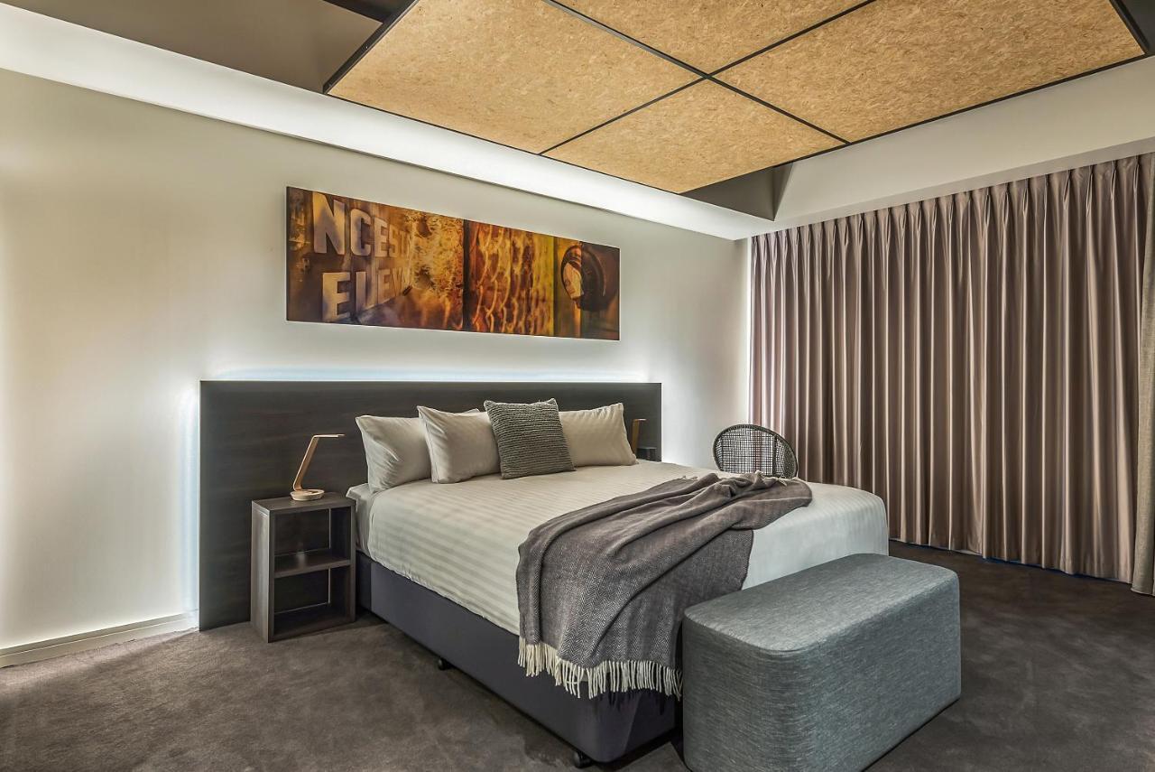 Peppers Silo Hotel Launceston Quarto foto A bedroom with a bed and a stool