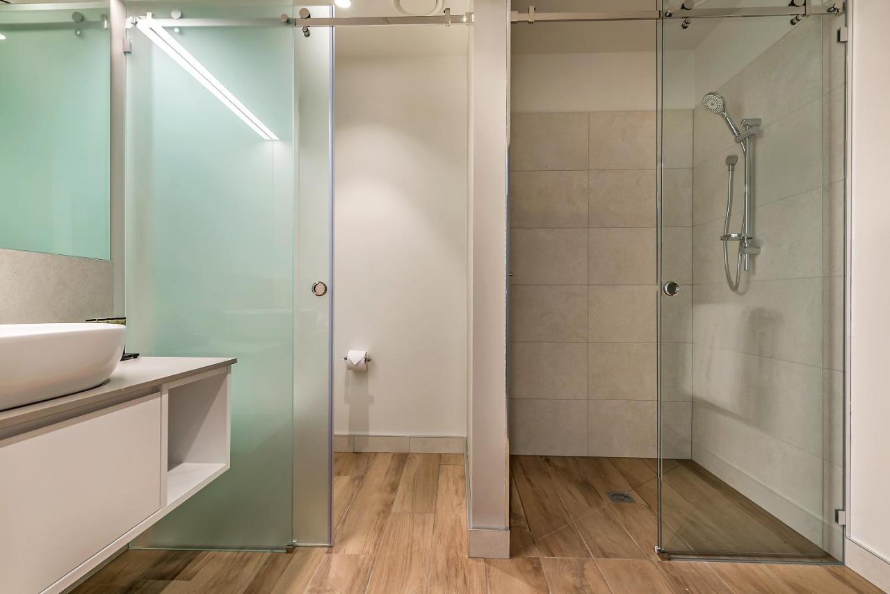 Peppers Silo Hotel Launceston Quarto foto A shower door